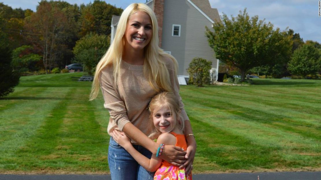 Lauren junto a Kaitlin Roig-DeBellis, la profesora que la salvó a ella y a sus compañeros de clase en el tiroteo de Sandy Hook en 2012.