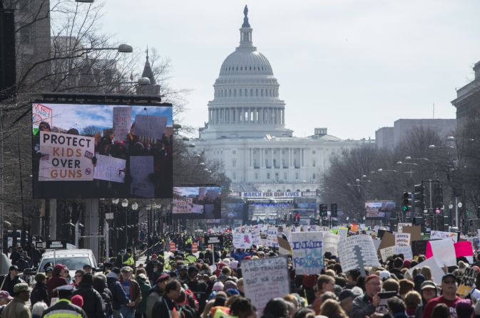 Los aledaños del Capitolio de Estados Unidos comienzan a llenarse de personas para la Marcha de Nuestras Vidas para pedir mayor control de armas.