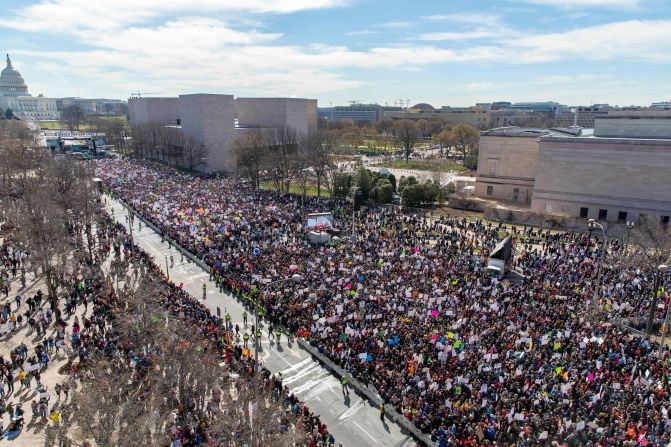 Así se ve la multitud congregada para la Marcha por Nuestras Vidas desde el tejado del Newseum en Washington.