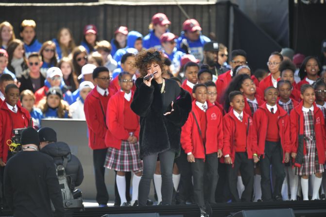 La cantante Andra Day actuó en la Marcha por Nuestras Vidas en Washington.