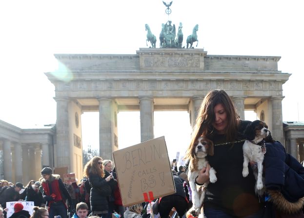 Manifestantes frente a la Puerta de Brandenburgo, en Berlín, Alemania, también muestran su apoyo a la Marcha por Nuestras Vidas.