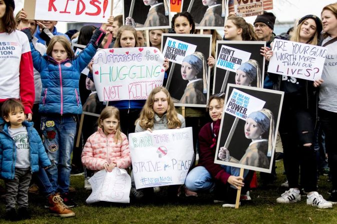 Jóvenes se manifiestan en la plaza de los Museos de Amsterdam, Países Bajos, en apoyo a la Marcha por Nuestras Vidas.