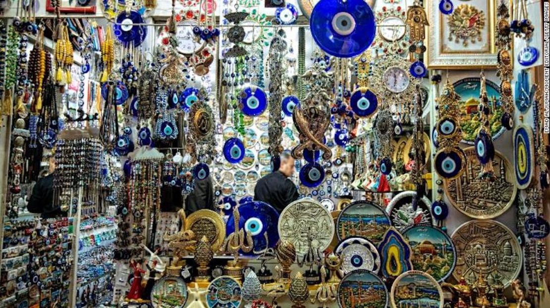 Los amuletos utilizados para protegerse del mal de ojo cuelgan en una tienda en el Gran Bazar en Estambul.