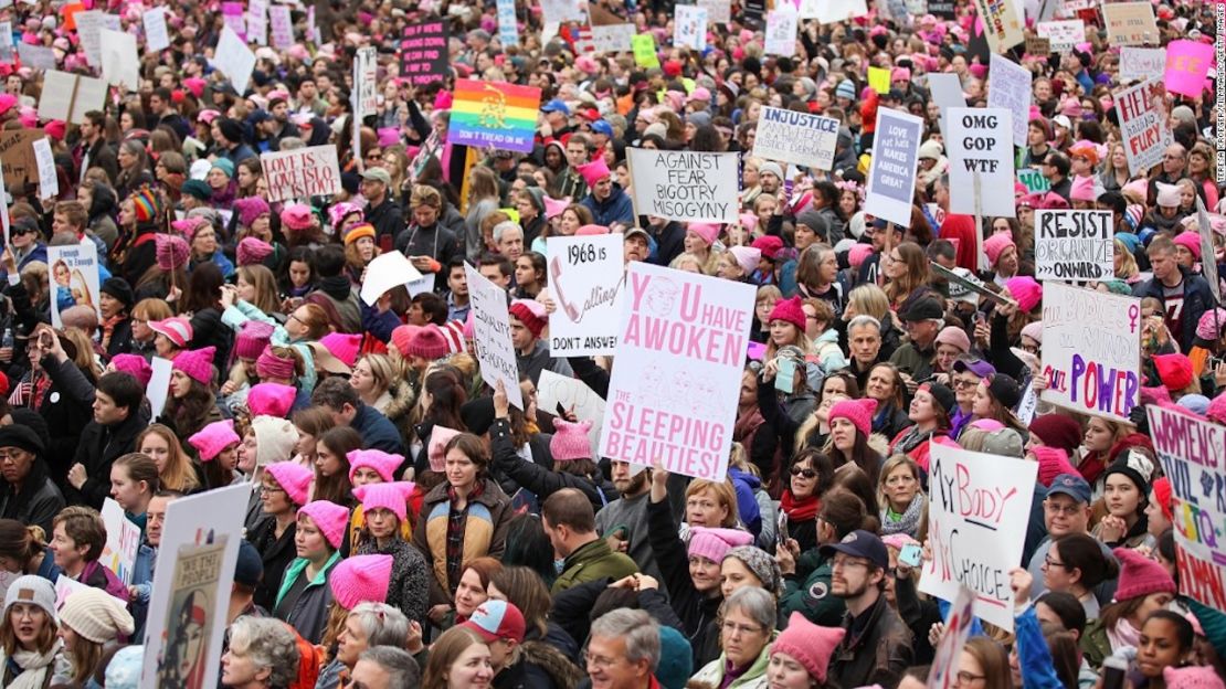 Miles de mujeres usaron unos curiosos sombreros rosa para la Marcha de las Mujeres el año pasado.