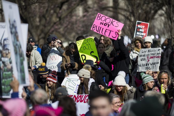 "Libros, no balas". Mensajes en la Marcha por Nuestras Vidas en Washington.