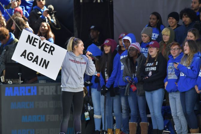 Miley Cyrus cantó sosteniendo un cartel en el que se leía bien claro "NUNCA MÁS". En la Marcha por Nuestras Vidas celebrada en Washington.