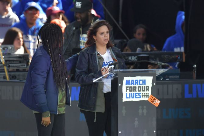 Sam Fuentes, estudiante de Parkland, se emociona durante su discurso en la Marcha por Nuestras Vidas en Washington.