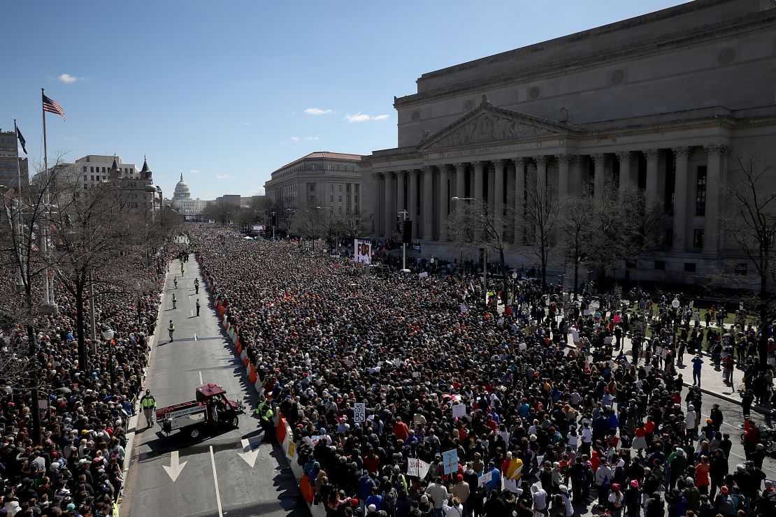 Miles de personas se congregaron en la Pennsylvania Avenue en la Marcha por Nuestras Vidas para pedir mayor control de armas.