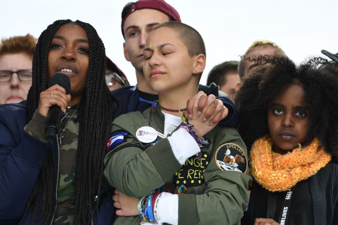 La sobreviviente de Parkland Emma Gonzalez escucha a otra estudiante durante la Marcha por Nuestras Vidas en Washington.