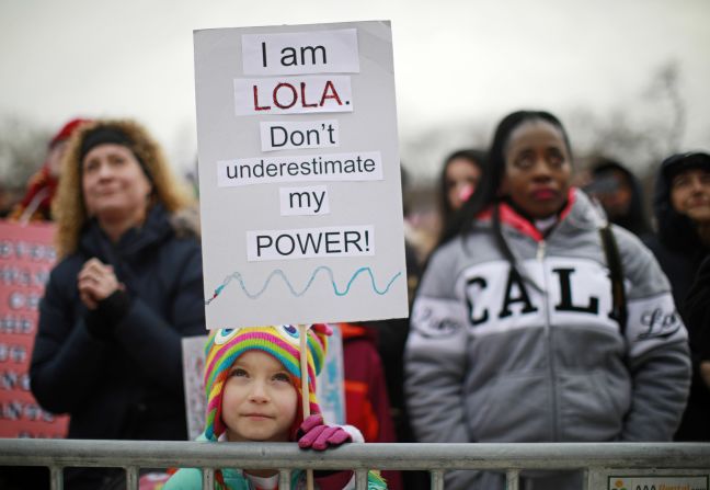 "Soy Lola. No subestimes mi poder". Cartel de una niña en la Marcha por Nuestras Vidas de Chicago.