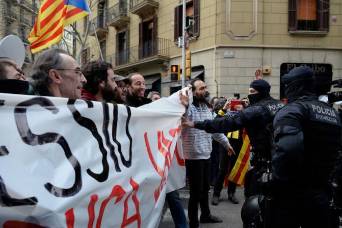 Imágenes en redes sociales mostraban el encuentro de los manifestantes con elementos de la policía que llevaban cascos. En un principio la protesta parecía realizarse pacíficamente.