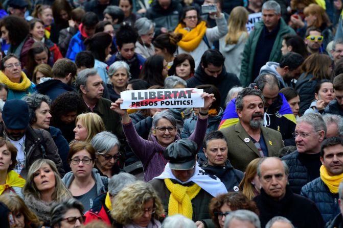 Los manifestantes llevaban banderas catalanas y mensajes por la liberación de “presos políticos" y se dirigían a la oficina de la Comisión Europea en Barcelona.