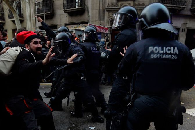 Las protestas eran en su mayoría pacíficas, dijo a CNN un portavoz de la policía, con la excepción de algunos incidentes en que los manifestantes lanzaron objetos a los agentes e intentaron quemar contenedores de basura.