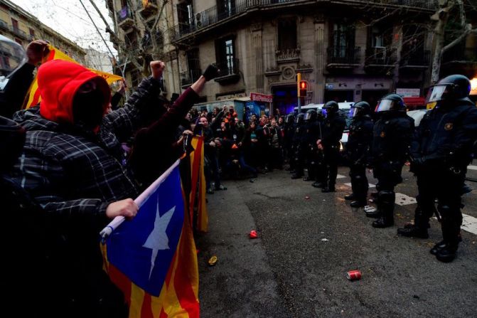 La manifestación ocurrió luego que se anunciara la detención del expresidente Carles Puigdemont en Alemania.