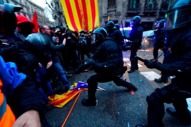 Miles de manifestantes a favor de la independencia de Cataluña se unieron el domingo en una masiva protesta en el centro de Barcelona, reportó la televisión estatal RTVE en su sitio web. Posteriormente se registraron enfrentamientos con la policía.