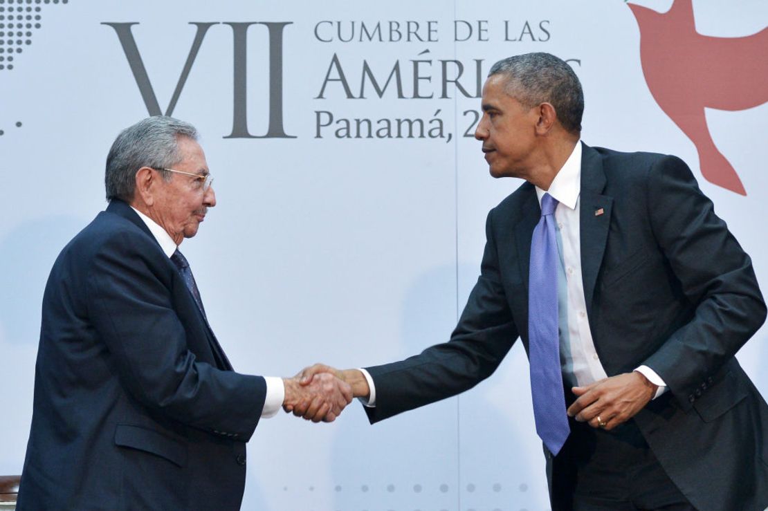 Raul Castro y Barack Obama se dan un apretón de manos en la VII Cumbre de las Américas celebrada en Panamá en 2015.