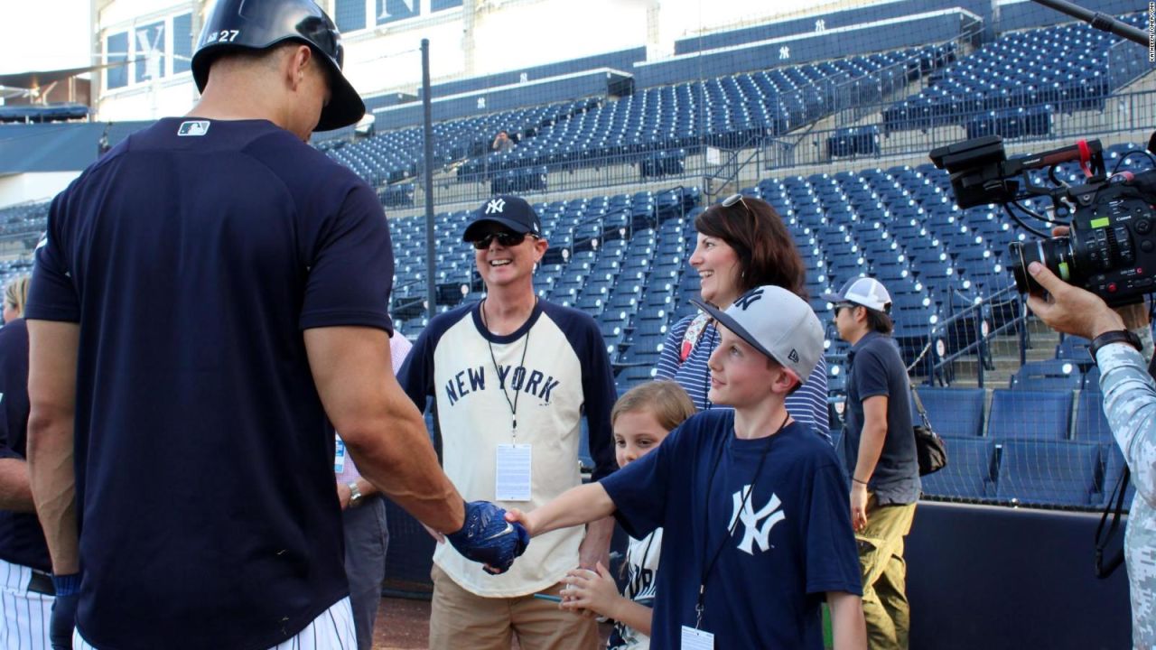 La reciente ‘WOW! Experience’ de la familia Chase, incluyó ver una práctica de bateo de los Yankees durante su entrenamiento de primavera en Florida, un acontecimiento importante para Scott (en el centro) y su hijo Ben (12), fanáticos del béisbol.