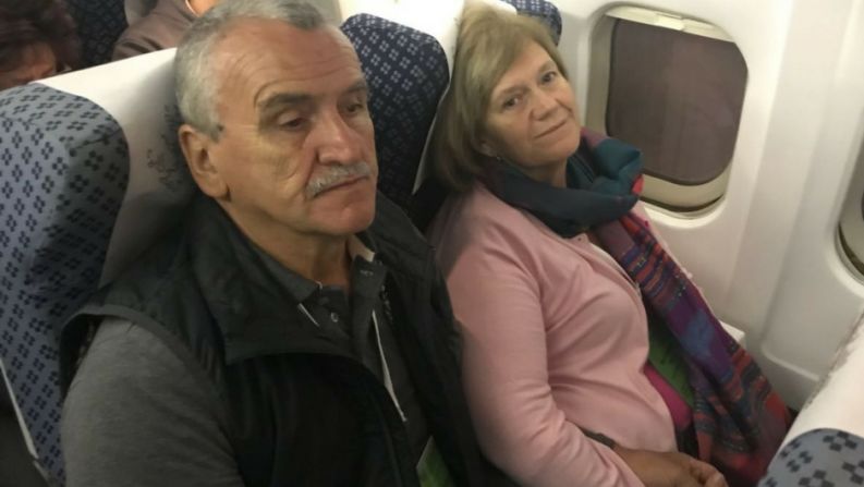 A bordo de tres aviones que partieron en la madrugada de este lunes desde Ezeiza, unos 200 familiares de 90 soldados sepultados en Darwin se dirigieron al cementerio ubicado en la Islas Malvinas donde, por primera vez, vieron sus tumbas identificadas con nombre y apellido.