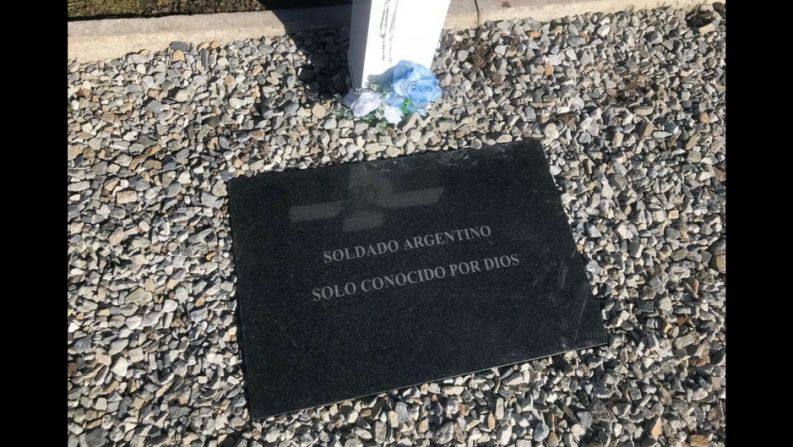 Las lápidas de granito negro con los nombres de los soldados caídos reemplazaron las que llevaban la leyenda "Soldado argentino solo conocido por Dios". Las losas reemplazadas serán distribuidas entre los museos y recordatorios de la guerra de Malvinas que hay alrededor de Argentina.