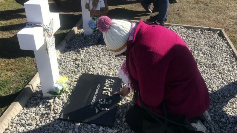 La ceremonia en el cementerio de Darwin incluyó honores militares a los caídos, tanto argentinos como ingleses, y concluyó con una oración. Fue liderada por el obispo auxiliar de Buenos Aires, monseñor Enrique Eguía Seguí, y representantes católicos y protestantes. Durante el evento se bendijo una imagen de la Virgen de Luján, la que será llevada a Argentina y recorrerá los hogares de los familiares que no pudieron viajar a las islas en esta oportunidad.