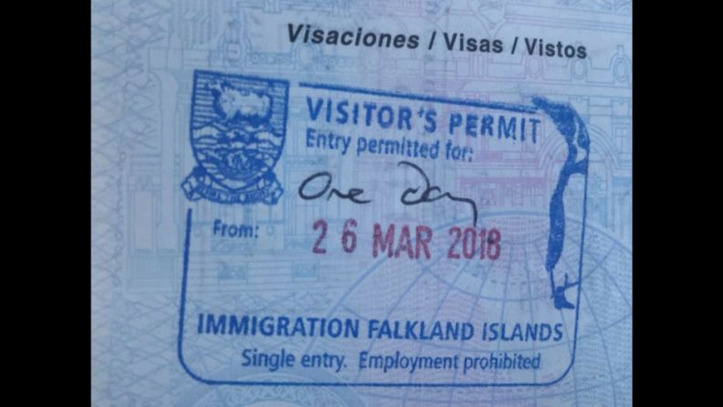 Imagen del sello de visa que recibió Iván Pérez Sarmenti, enviado especial de CNN en Español, para poder entrar a las Islas Malvinas, conocidas en inglés como Falkland Islands, actualmente consideradas Territorio Británico de Ultramar.