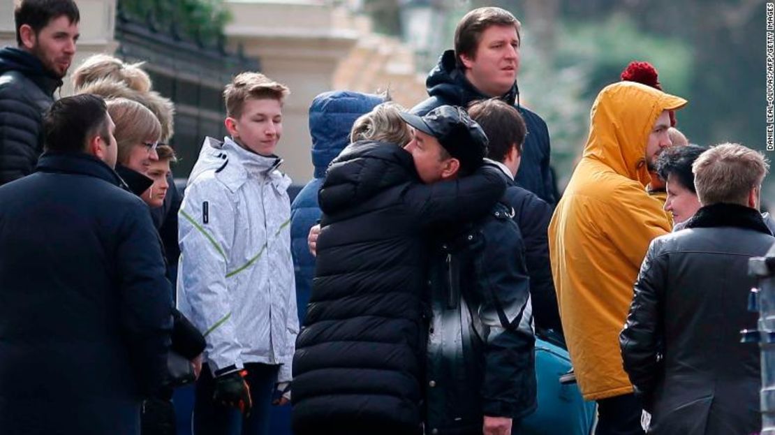 Reino Unido ya ha expulsado 23 diplomáticos rusos. La gente se daba abrazos en la embajada de Rusia en Londres el 20 de marzo.