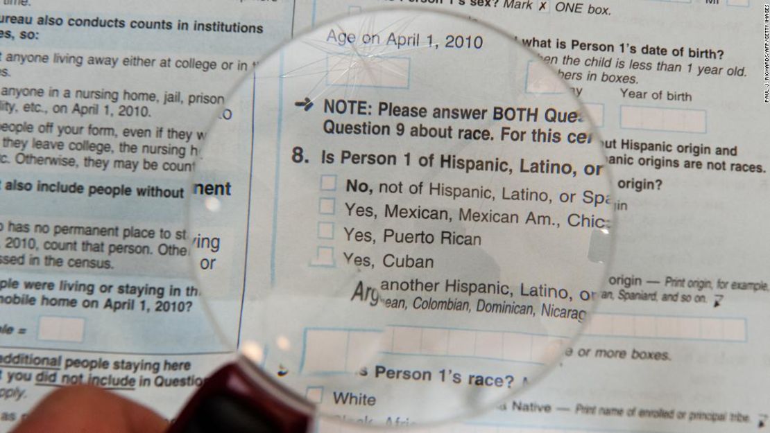 El secretario de Justicia Jeff Sessions reabrió sigilosamente un precedente en una corte de inmigración que él podría anular por sí solo, sobre si el gobierno necesita suspender el proceso de deportación hasta que un inmigrante termine de demandar legítimos reclamos para permanecer en Estados Unidos. El presidente de Estados Unidos, Donald Trump, decidió no extender los permisos de trabajo y protecciones para aproximadamente 840 liberianos que han vivido y trabajado en Estados Unidos durante al menos 16 años, y en algunos casos durante décadas. Presidentes anteriores habían extendido los permisos por motivos humanitarios. El Departamento de Comercio añadirá una pregunta sobre ciudadanía en el Censo de 2020, una medida que los críticos temen que pueda afectar el conteo en comunidades de inmigrantes y termine costándoles a diversos estados y localidades representación en el Congreso y recursos federales.   La Agencia de Inmigración y Control de Aduanas anunció que ya no volvería a suspender la detención de inmigrantes embarazadas, allanando el camino para que más mujeres embarazadas permanezcan bajo custodia mientras esperan un proceso de deportación. El Departamento de Estado hizo avances para requerir a todos los solicitantes de visa y residencia legal en Estados Unidos la presentación de un historial de cinco años de sus redes sociales, email y teléfono junto con sus solicitudes. El Departamento de Seguridad Nacional adelantó una política que expandiría sustancialmente el tipo de programas de gobierno que podrían perjudicar una solicitud de permanencia en Estados Unidos -- sesgando potencialmente el sistema de inmigración a favor de los inmigrantes de mayores ingresos. El Departamento de Justicia llegó a un acuerdo con la localidad de West Palm Beach sobre las políticas de ciudades santuario que aclara cuánto pueden cooperar los funcionarios locales con las autoridades federales de inmigración. Trump está analizando si puede construir su prometido muro fronterizo -- aun cuando el Congreso ha rechazado sus solicitudes de fondos para hacerlo -- utilizando recursos del ejército. El Servicio de Inmigración y Ciudadanía emitió un memorando que podría restringir las capacidades de los empleadores para asegurar visas para trabajadores extranjeros altamente calificados.