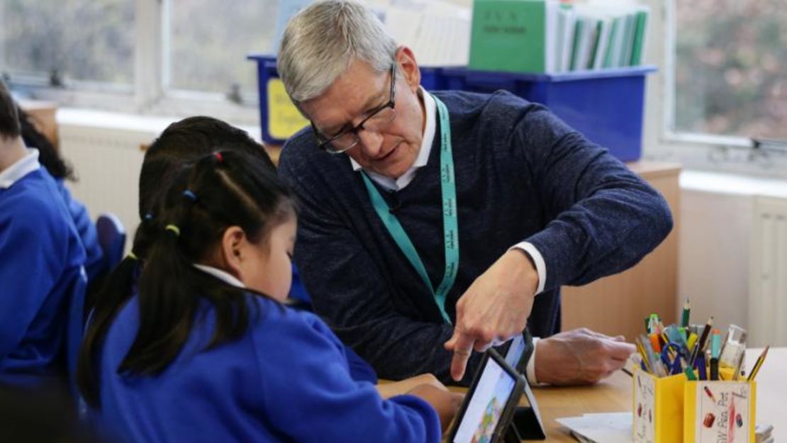 En 2017, el CEO de Apple, Tim Cook, visitó una escuela en Londres para ver cómo los estudiantes usan iPads y software relacionado en el aula.