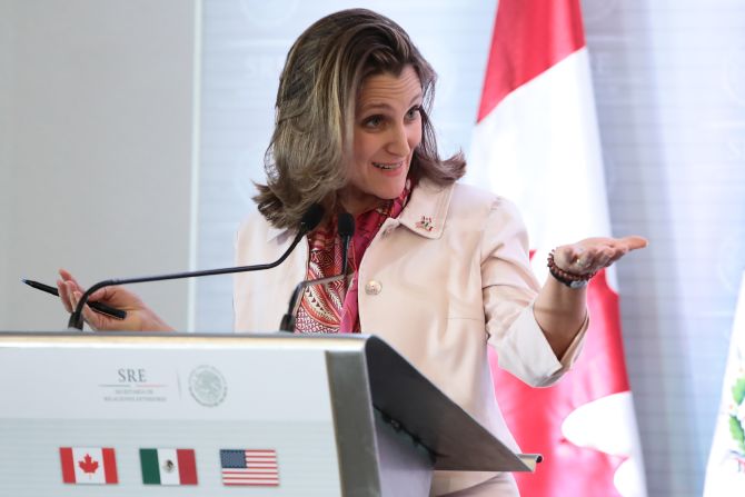 Chrystia Freeland. Periodista de profesión, es ministra de Relaciones Exteriores de Canadá desde febrero de 2017. En su carrera profesional, Freeland trabajó desde Ucrania para The Financial Times, The Washington Post y The Economist. Asimismo, en The Finalncial Times fue editora de noticias del Reino Unido, jefa de la oficina de Moscú, corresponsal de Europa del Este, editora de FT Weekend Magazine, editora de FT.com, editora adjunta y luego editora en jefe de Estados Unidos.