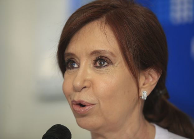 Cristina Fernández de Kirchner. Fue presidenta de Argentina en dos periodos consecutivos (2007-2015). Su caso fue el primero en el que un presidente, en este caso Néstor Kirchner, le entregaba en mando a su esposa. Analistas le reconocen la ampliación de derechos en Argentina, aparte de algunos cuestionamientos a sus políticas económicas. Durante su presidencia se estableció la Asignación Universal por Hijo y se aprobaron las leyes de matrimonio entre personas del mismo sexo y de identidad de género. Hoy senadora y líder de la oposición, Fernández enfrenta cargos por asociación ilícita, lavado de activos, isión de dádivas y se le acusa de presunto encubrimiento de los iraníes acusados del atentado de la AMIA. Se ha declarado inocente de los cargos que se le imputan.