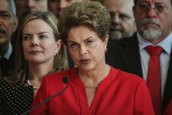 Dilma Rousseff. Economista, 70 años. Dilma Vana Rousseff fue la primera mujer en ser presidenta de su país, tras ganar las elecciones de 2009, y en ser reelecta, en 2014. No obstante, fue suspendida de su cargo en 2016. En 2011 se convirtió en la primera líder mundial en dar inicio a los debates de la Asamblea General de las Naciones Unidas. Su suspensión se dio tras un juicio político en el que fue acusada de ocultar un déficit presupuestario para ganar la reelección en 2014 y sus oponentes la culparon de ser la responsable de la causar la peor recesión del país en décadas. Ella se declaró inocente y calificó su salida como un golpe de Estado.