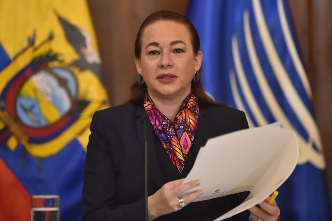 María Fernanda Espinosa Garcés, canciller de Ecuador desde mayo de 2017. Ha ocupado los cargos de embajadora de Ecuador ante la ONU, ministra de Defensa Nacional, ministra coordinadora de Patrimonio Cultural y Natural, entre otros. Estudió Lingüística y cuenta con un postdoctorado en el Centro de Análisis Crítico y Cultura Contemporánea, por la Universidad de Rutgers, en Nueva Jersey.