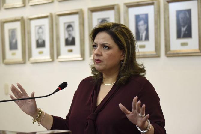 Sandra Érica Jovel Polanco, canciller de Guatemala desde agosto de 2017. Embajadora de carrera y licenciada en Ciencias Políticas y Sociales. Previamente fue viceministra de Relaciones Exteriores de su país, así como embajadora en Colombia. Los temas que más ha trabajado han sido integración, seguridad exterior, política exterior bilateral, cooperación internacional, migración, entre otros.