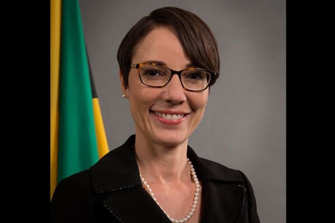 Kamina Johnson Smith, canciller de Jamaica. Abogada de profesión, es ministra de Relaciones Exteriores y Comercio Exterior de Jamaica desde marzo de 2016. De acuerdo a su presentación oficial, Johnson Smith tiene gran interés en educación, juventud y asuntos de género. Asimismo, tiene una maestría en Derecho Comercial de la London School of Economics and Political Science.