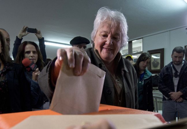 Lucía Topolansky, vicepresidenta de Uruguay. Asume el cargo en septiembre de 2017, tras la renuncia formal de Raúl Sendic en medio de un proceso de denuncias periodísticas y señalamientos políticos de supuesta corrupción. Topolansky es esposa de José Mujica, expresidente de Uruguay. Al igual que su esposo, fue guerrillera tupamara y tomó las armas cuando era joven.