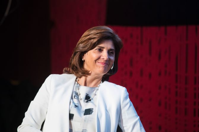 María Ángela Holguín, canciller de Colombia. Politóloga de 53 años, previamente fue jefa de Gabinete del Vicepresidente de la República (2006–2008), coordinadora del Comité de Asuntos Internacionales en la campaña presidencial de Álvaro Uribe Vélez (2001–2002), subdirectora del Departamento Administrativo de la Presidencia de la República (1996) y secretaria privada de la Procuraduría General de la Nación (1991). Ha trabajado en distintas instituciones internacionales.