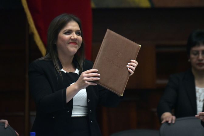 María Alejandra Vicuña Muñoz, vicepresidenta de Ecuador. Psicóloga con maestría en istración de empresas. Llegó al cargo para suceder a Jorge Glas, quien quedó en prisión preventiva por un caso de presunta corrupción en torno a los sobornos de Odebrecht, algo que él ha negado. De no mediar inconvenientes, Vicuña ocupará el cargo de vicepresidente hasta 2021. La Asamblea de Ecuador la eligió como vicepresidenta del país, aunque su vida política ha estado marcada por un fiel seguimiento a la línea del expresidente Rafael Correa. Vicuña ha aceptado que hubo errores en el gobierno anterior que ahora deben ser corregidos.