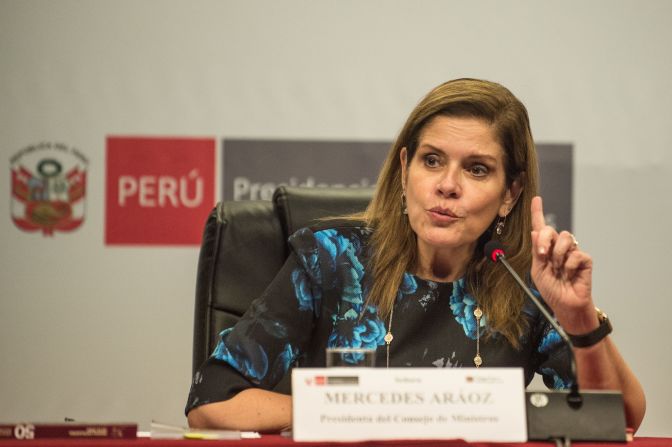 Mercedes Aráoz, segunda vicepresidenta de Perú. Licenciada en Economía por la Universidad del Pacífico, con una maestría y un doctorado en Economía obtenidos en Miami, Estados Unidos entre los años 1987 y 1991. En 2002, Aráoz fue asesora del primer viceministro de Comercio Exterior. En 2009 fue ministra de Comercio Exterior en el gobierno de Alan García y luego ministra de Economía y Finanzas hasta 2010. Fue candidata presidencial con el Partido Aprista, pero luego de algunas semanas renunció a la postulación. Además de vicepresidenta, actualmente es primera ministra de Perú. No obstante, abandonará sendos cargos en unos días, cuando el nuevo presidente Martín Vizcarra nombre un nuevo gabinete. Vizcarra ha adelantado que ningún ministro a nombrar provendrá del actual gabinete.