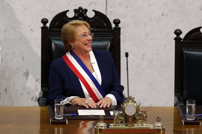 Michelle Bachelet. Médico, 66 años. Verónica Michelle Bachelet Jeria ha sido mandataria de su país en dos periodos (2006-2010 y 2014-2018). Su padre murió cuando era prisionero durante la dictadura de Augusto Pinochet. Bachelet y su madre también fueron detenidas y ella fue torturada. Tras un exilio por Australia y Alemania, volvió a Chile en 1979. Bachelet también ha sido ministra de Defensa de su país (2002) y fue la directora ejecutiva fundadora de ONU Mujeres (2010-2013).