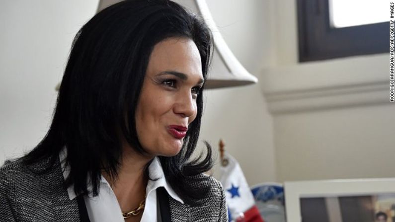 Isabel de Saint Malo de Alvarado, vicepresidenta y canciller de Panamá. Licenciada en Relaciones Internacionales, 49 años. Es la primera mujer que ocupa la vicepresidencia y y el cargo de canciller de Panamá, ambos desde 2014. Antes de ello fue embajadora alterna de Panamá ante la ONU y trabajó en el Programa de Naciones Unidas para el Desarrollo. Fue la primera persona latinoamericana en ser galardonada por el Instituto de Investigación Harry S. Truman para la Promoción de la Paz, por su rol en el diálogo y consenso a lo largo de su vida profesional, y por el papel de Panamá en el encuentro entre los presidentes de Cuba y Estados Unidos, durante la VII Cumbre de las Américas.