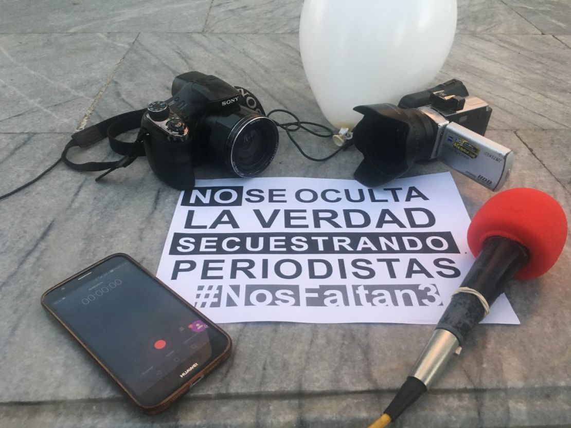 Con la consigna #NosFaltan3, periodistas de Ecuador realizaron una vigilia pidiendo la liberación de sus colegas que fueron secuestrados en la frontera entre Colombia y Ecuador por disidencias de las FARC.