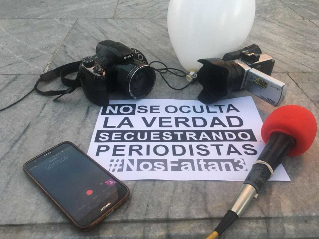 CNNE 509962 - vigilia para pedir la liberacion de los periodistas secuestrados en ecuador