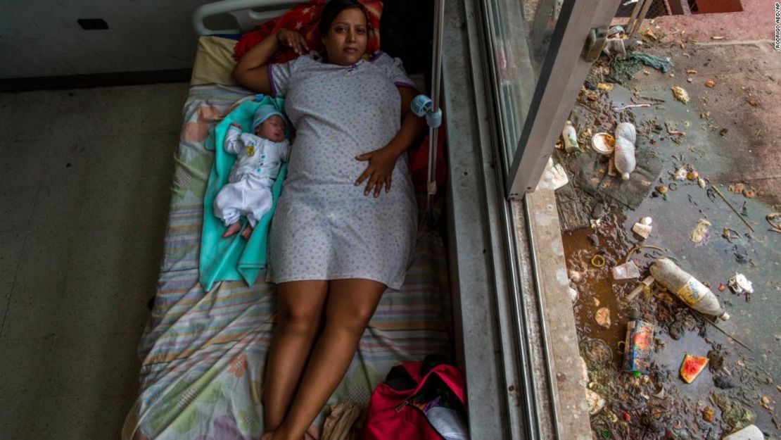 En esta foto de noviembre de 2016 Virginia Vargas está junto a su bebé de un día de nacida en la sala de maternidad en un hospital público de Cumaná, estado Sucre en Venezuela.