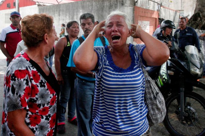 Una familiar de un prisionero llora frente a una estación de policía. La gobernación de estado Carabobo confirma que se trató de un motín