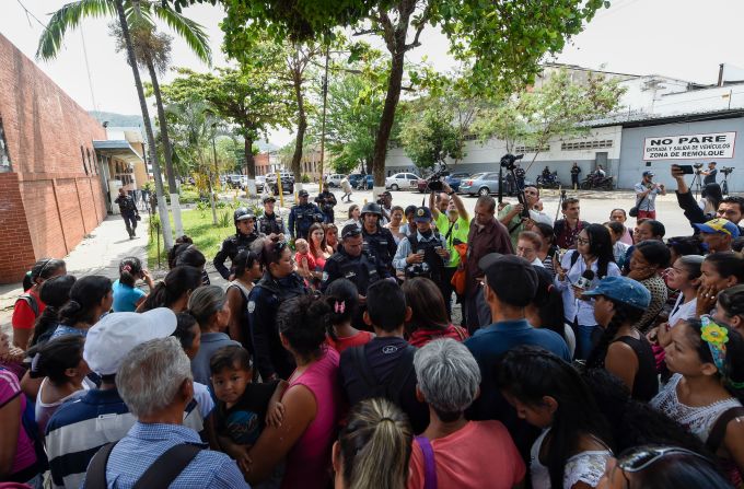 Policías informan a familiares de presos tras el motín que acabó con la vida de al menos 68 personas en Venezuela.