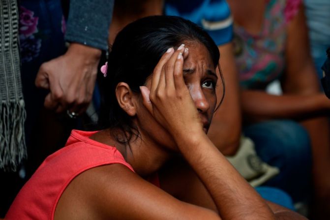 Una mujer espera a las puertas de la sede de la Policía en Valencia, al norte del estado de Carabobo, en Venezuela, después del incendio en una cárcel.