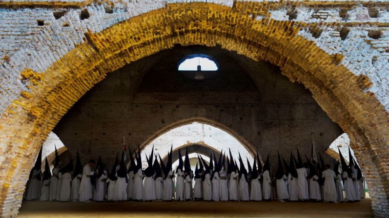 En España se celebra la Semana Santa antes de la Pascua con procesiones en la mayoría de las ciudades y pueblos españoles. En esta foto aparecen penitentes del desfile de la hermandad de Las Aguas en Reales Atarazanas en Sevilla, España, el 26 de marzo de 2018.