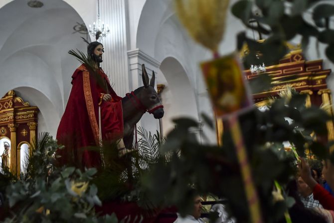 Fieles católicos llevan una imagen de Jesús durante la celebración del Domingo de Ramos en Cali, Valle del Cauca, Colombia, el 25 de marzo de 2018.