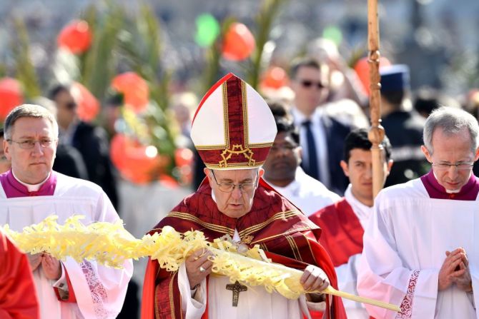 El papa Francisco lideró la misa del Domingo de Ramos en El Vaticano. El Domingo de Ramos marca el sexto y último domingo de la Cuaresma y el comienzo de la Semana Santa.