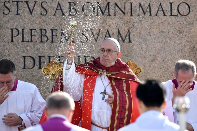 El papa Francisco bendijo a los fieles y los ramos durante la misa del Domingo de Ramos en la Plaza de San Pedro.